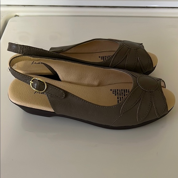 Tradition Women's Brown Peep Toe Slingback Shoes - Picture 2 of 6